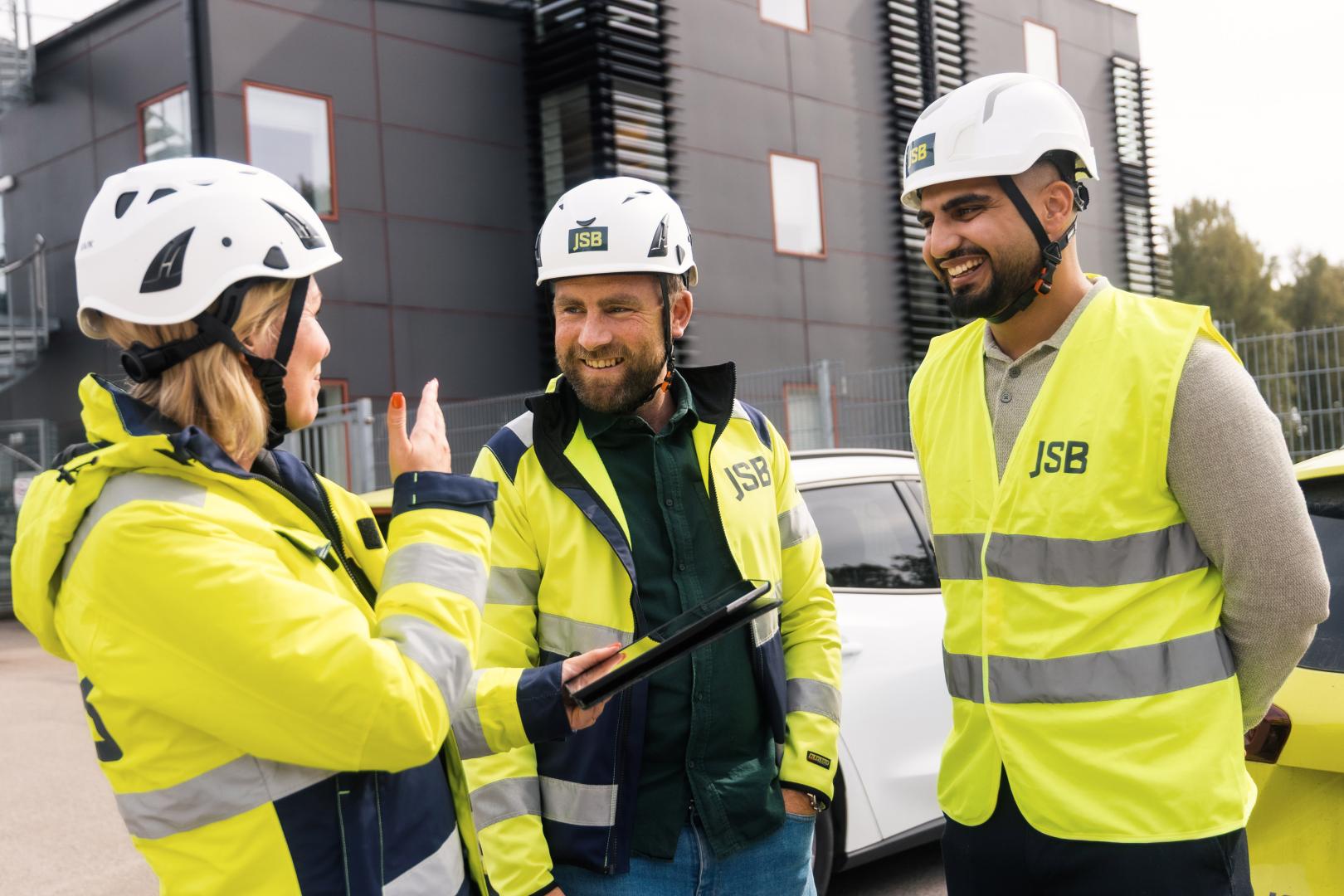 Medarbetare på JSB samtalar