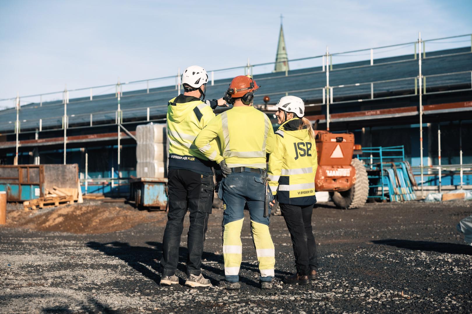 Medarbetare på JSB står på en byggarbetsplats
