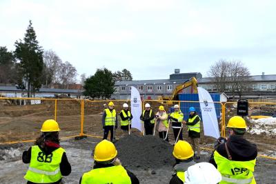 Den 29 januari sattes spaden i marken för byggnationen av nya Lillsidanskolan och Västerledens Aktivitetscenter. JSB Construction AB står som totalentreprenör för projektet och beställare är Enköpings kommun.