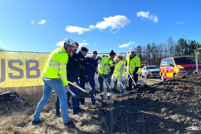 Måndagen den 27 mars sattes spaden i marken för Osby kommuns nya Blåljushus innehållande verksamhetslokaler för Ambulans, Polis och Räddningstjänst. JSB Construction AB står som totalentreprenör för projektet och beställare är Osby kommun.